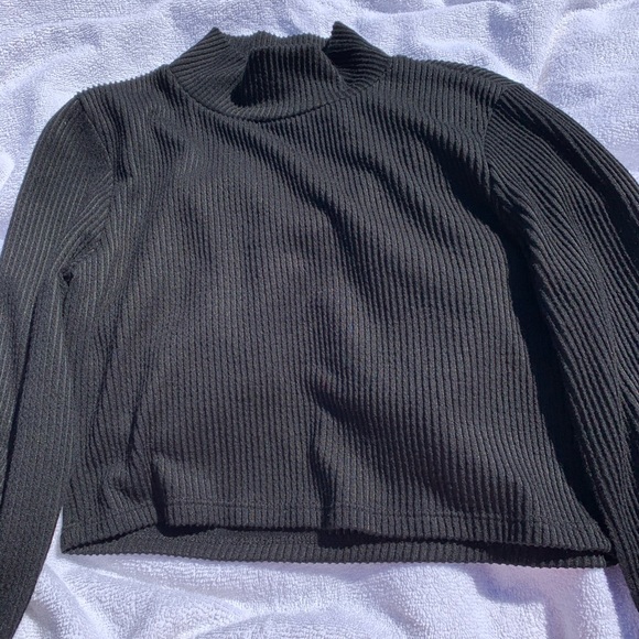 Forever 21 Sweaters - Black crop sweater